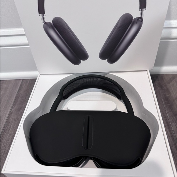 Space Grey Apple Airpods Max (New but open box)
